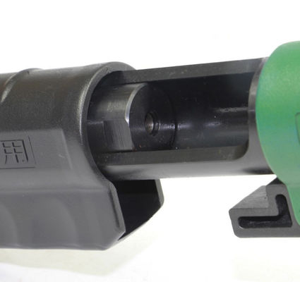 Schwarzgrünes Pulver betoniertes Nagelgewehr für Bau- und DIY-Projekte
